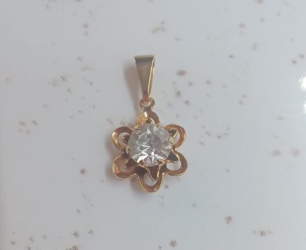Pingente Girassol com Zircônia no meio